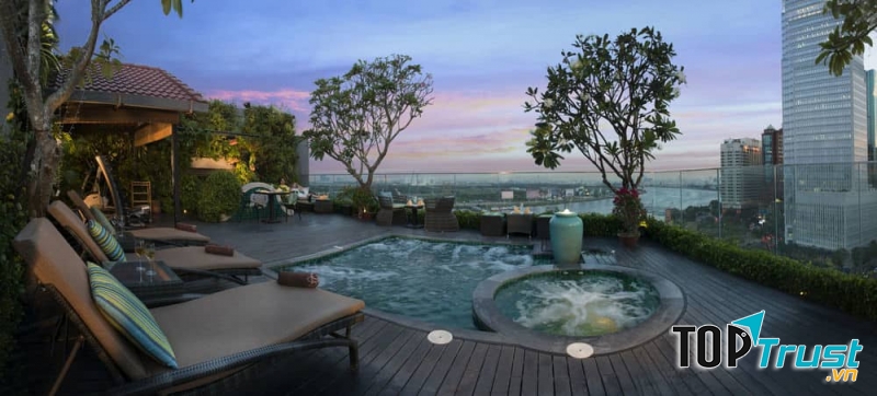 Bể bơi của khách sạn