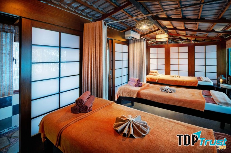 Khách sạn có nhiều không gian tiện ích như nhà hàng, spa,...