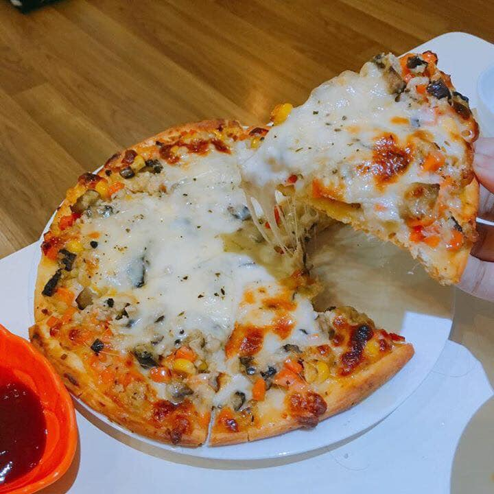 Những chiếc pizza tươi ngon đầy ắp phô mai sẽ khiến các bạn nhớ mãi.