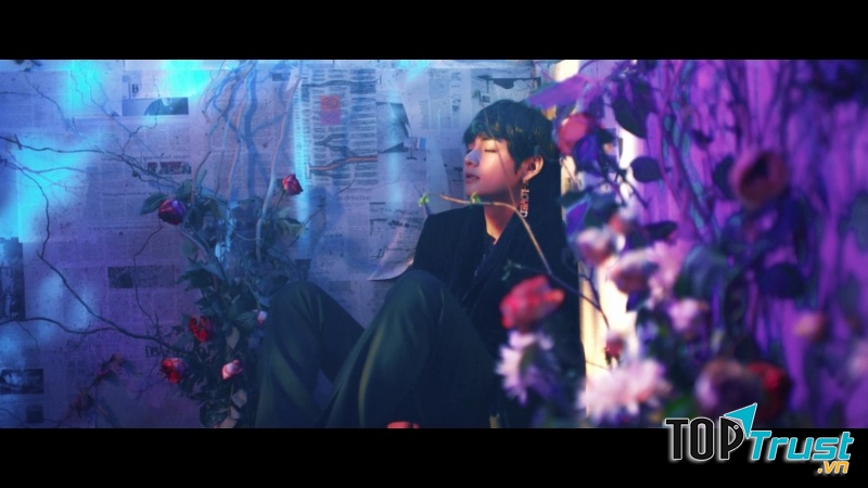 V trong mv solo của mình
