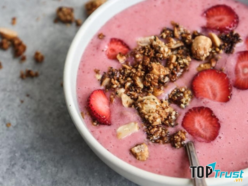 Một ly sinh tố dâu tây cốt dừa vừa chua dịu vừa thơm ngậy cốt dừa chắn chắc sẽ giúp bạn lấy ngay lại sức khỏe dồi dào.