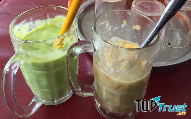 Ly sinh tố mát lạnh tại quán