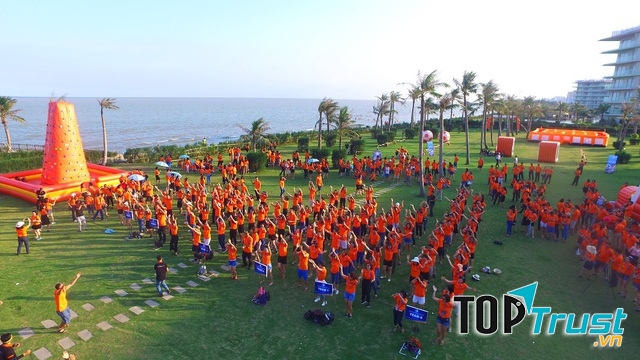 Sinh viên Đại học Luật Hà Nội tham gia hoạt động trải nghiệm