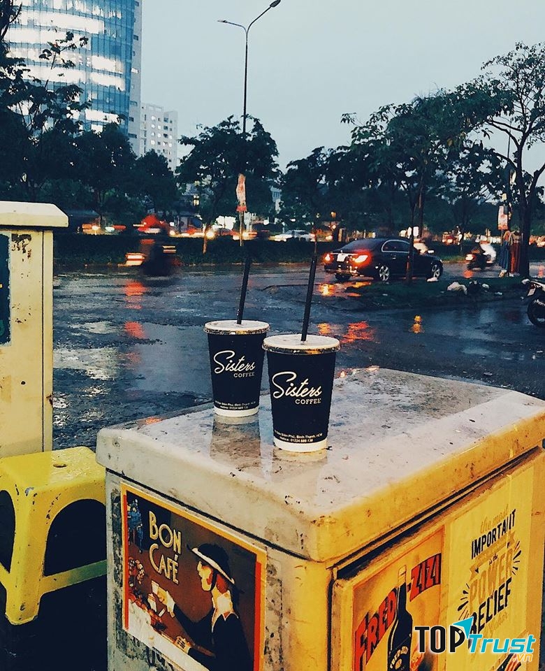 Sisters Coffee là một địa điểm bán trà sữa bình dân rất tuyệt vời để bạn tụ tập bạn bè, bởi không gian trẻ trung, độc đáo rất phù hợp với các bạn trẻ