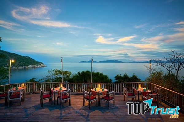 Bữa tối tại nhà hàng By The Rocks