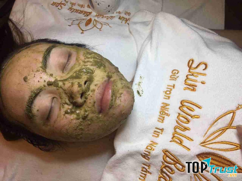 Skin World Beauty Spa cung cấp đầy đủ, hoàn thiện các dịch vụ chăm sóc sắc đẹp như: chăm sóc da, điều trị nám, tàn nhang, hút chì thải độc, vi tảo, phun xăm thẩm mỹ, tắm trắng, giảm béo, triệt lông,...