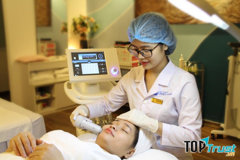 ThS.BS. Thanh Loan trực tiếp đi máy cho khách hàng