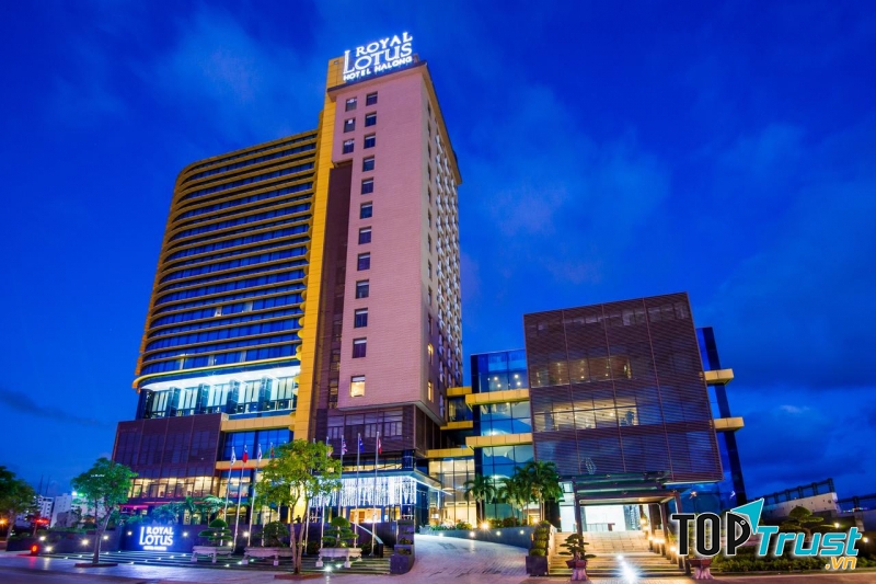 Khách sạn Royal Lotus Hạ Long với sân thượng là Sky Bar