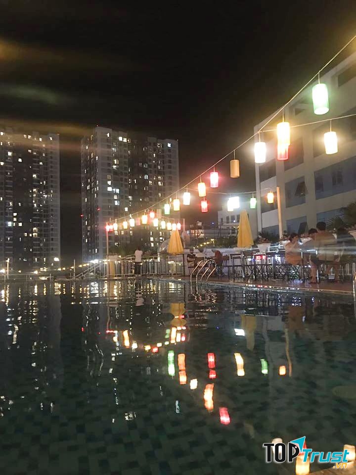 Quang cảnh trên sân thượng của Sky Garden càng lung linh hơn với hồ bơi ngoài trời