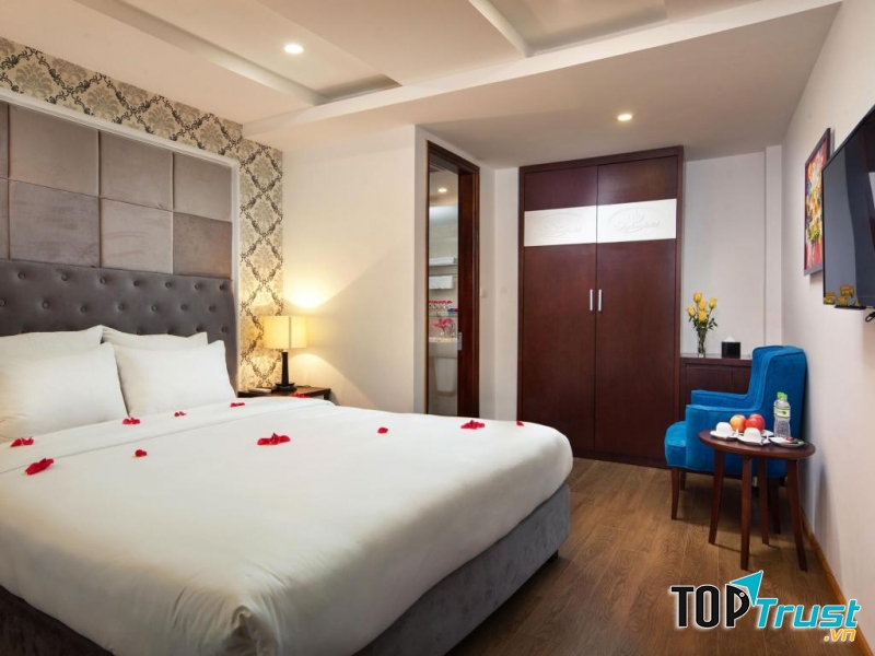 Không gian bên trong sử dụng nhiều gam màu lạnh như trắng, màu xám cùng các màu nhẹ nhàng và điểm xuyết bằng chi tiết có màu sắc nổi bật hơn của bộ bàn ghế uống trà hay những bức họa treo tường nhiều màu sắc.