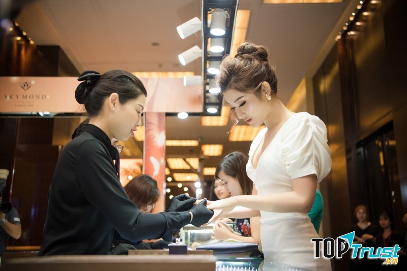 Á Hậu Huyền My đeo thử nhẫn cưới Platin gắn Kim cương tự nhiên trong buổi ra mắt BST White Elegant tại Khách sạn 5 sao Marriott, Hà Nội