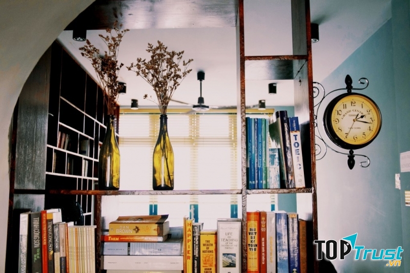 Rất nhiều sách trên kệ, phong cách vintage tinh tế và hoài cổ