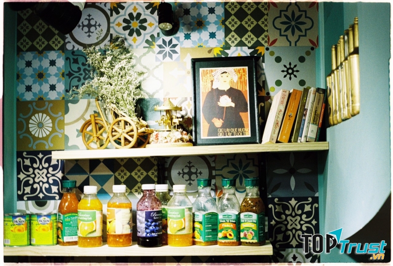 Slowee Coffee & Books