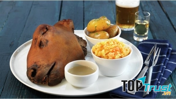 Theo cách ăn truyền thống thì món này không thể thiếu sữa, bia hay Akvavit- một loại rượu truyền thống của vùng Scandinavia.