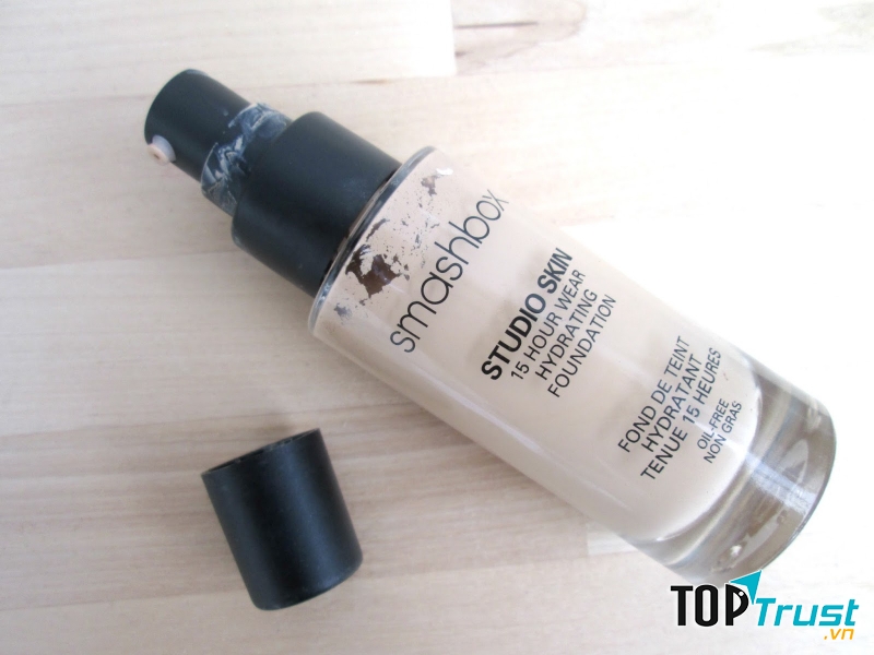 Trong đường đua kem nền, Smashbox Studio Skin Foundation mang đến sự đa dạng về tông màu, mỗi màu sẽ phù hợp với nhiều cách trang điểm khác nhau