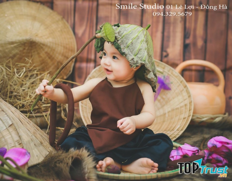 Mỗi bức ảnh đều ghi ại những hình ảnh nghộ nghĩnh đáng yêu tự nhiên của các bé