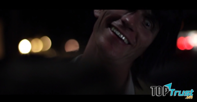 Nụ cười của người đàn ông không bình thường chút nào