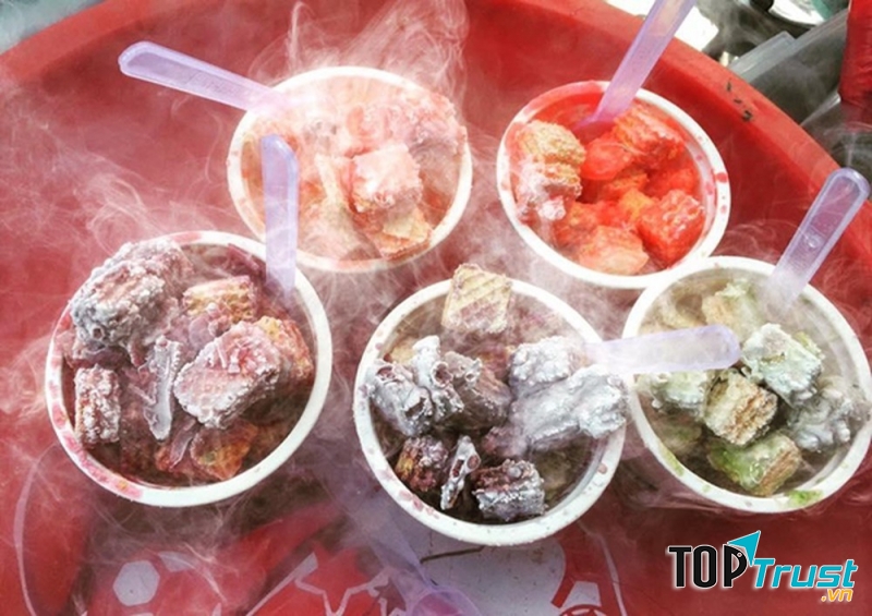 Khói bay nghi ngút.