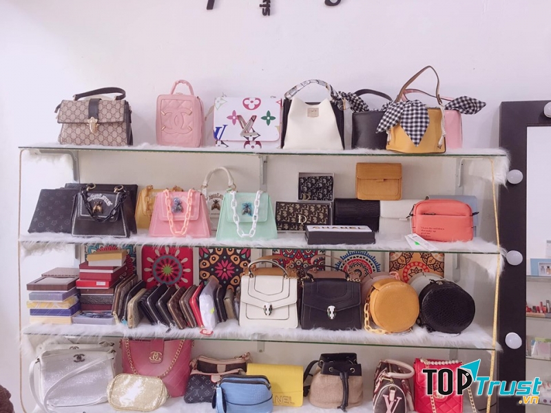 SNG Store mang đến cho bạn những mẫu ví và túi xách xinh xắn, giá hợp lý, bền chắc nhờ loại da PU chất lượng tốt.