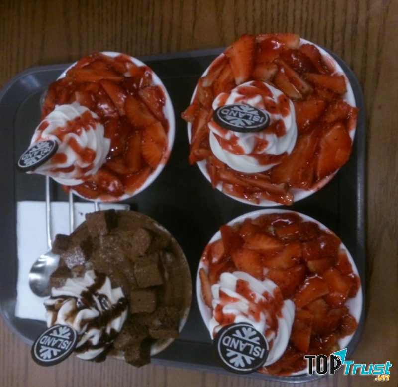 Strawberry Bingsu và Chocolate Bingsu