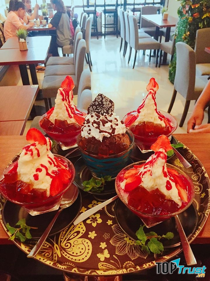 Snowice là một trong những quán hiếm hoi bán món kem tuyết cực kì hấp dẫn này tại Cần Thành