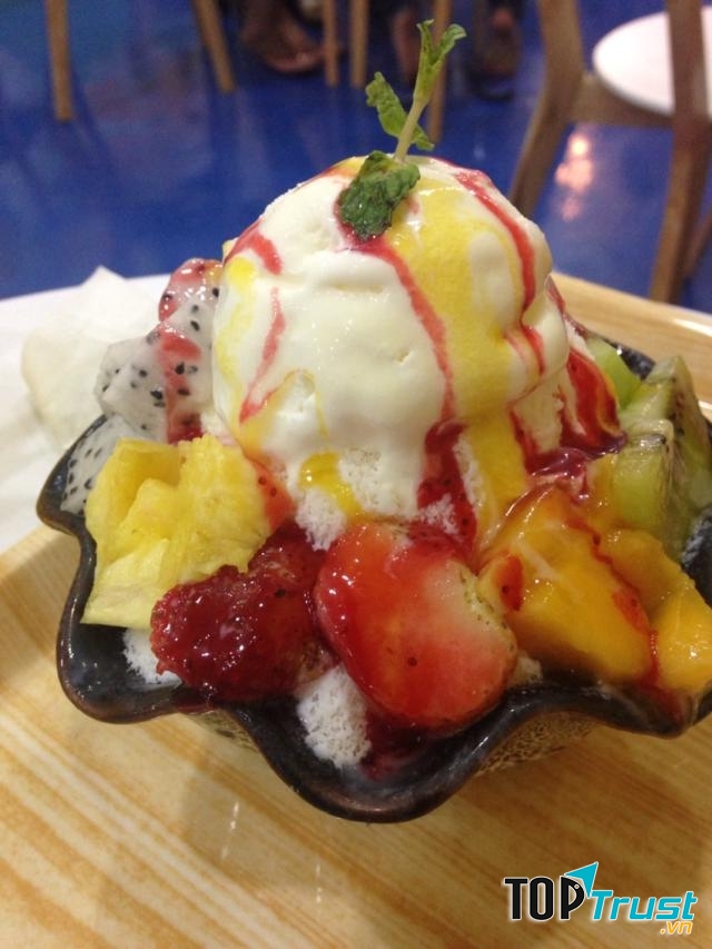Quán chia các bát Bingsu theo cỡ khác nhau. Đắt nhất có thể lên tới 160.000 đồng.