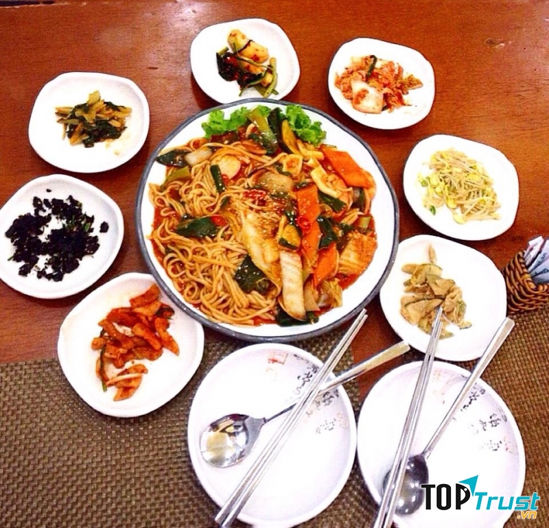 Mì xào cay hấp dẫn của So Beak San