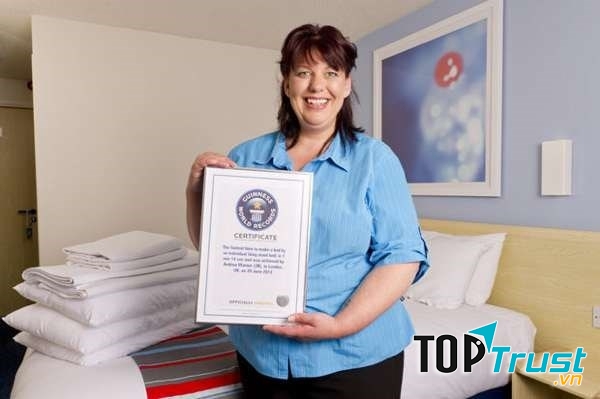 Andrea Warner trải ga giường cỡ lớn chỉ trong 74 giây