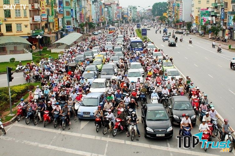 Số lượng xe máy tham gia giao thông cực lớn