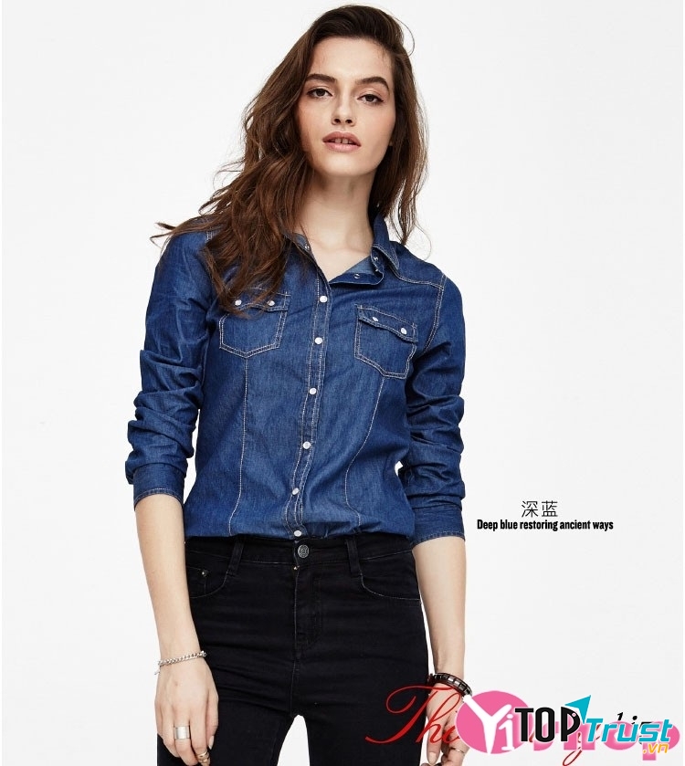 Sơ mi denim kết hợp cùng quần jeans năng động, khỏe khoắn