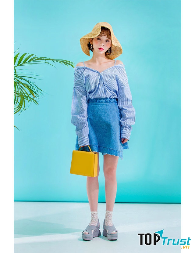 Sơ mi trễ vai + Chân váy jean lệch vạt + Mũ