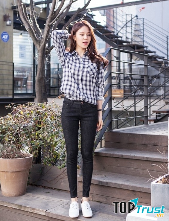 Áo sơ mi và quần jeans tạo sự trẻ trung, năng động