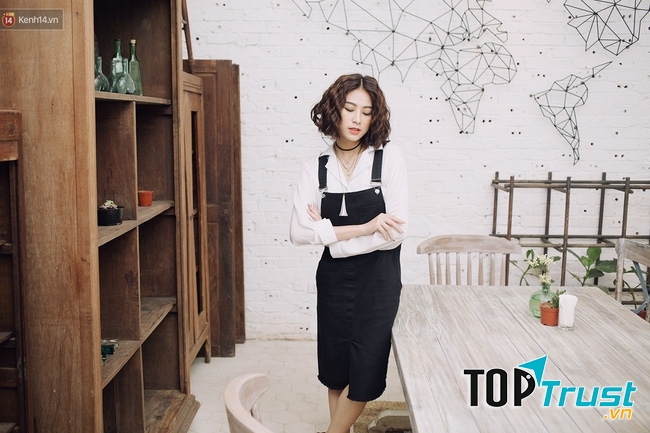 Áo sơ mi và váy yếm tạo vẻ baby cho các cô nàng