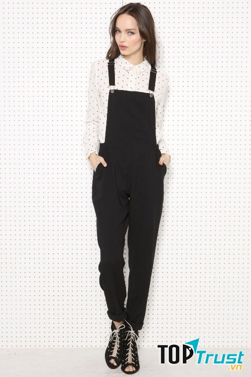 Áo sơ mi và quần yếm giúp các nàng thêm yểu điệu hơn