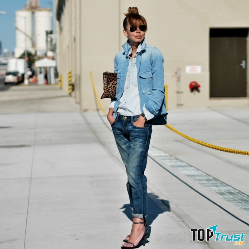 Sơ mi kết hợp cùng áo denim tạo vẻ khỏe khoắn