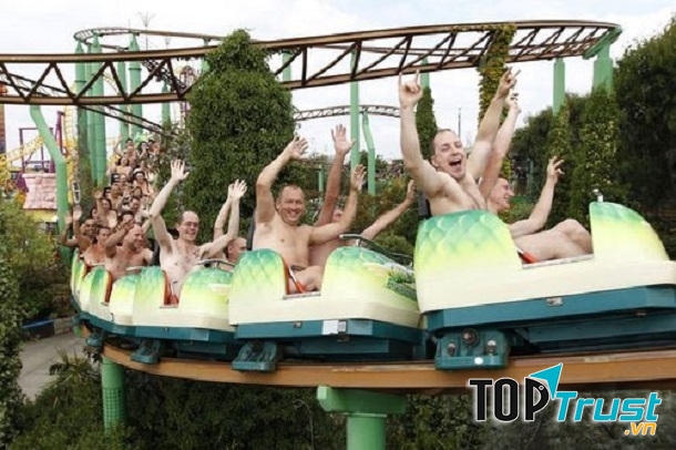 Tàu lượn Green Scream với số người khỏa thân đi tàu lượn siêu tốc đông nhất thế giới