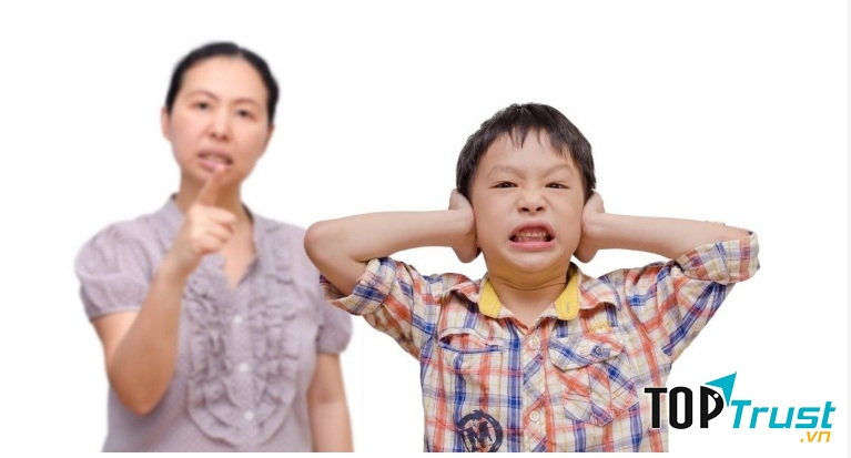 So sánh, chỉ trích con trước mặt mọi người