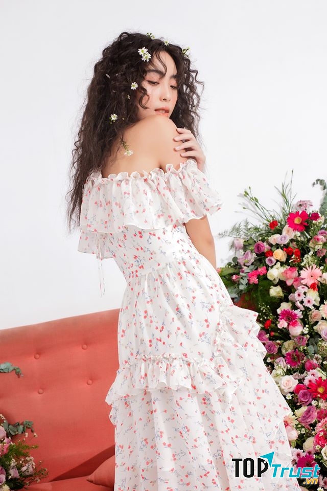 Màu trắng cộng thêm hoa đỏ tạo sự trẻ trung, năng động cho nàng