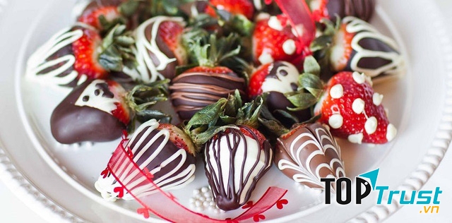 Socola trái cây tạo nên sự hứng thú mới lạ khi giữ hương vị tươi ngon của hoa quả và vị ngọt dịu của sữa và socola.