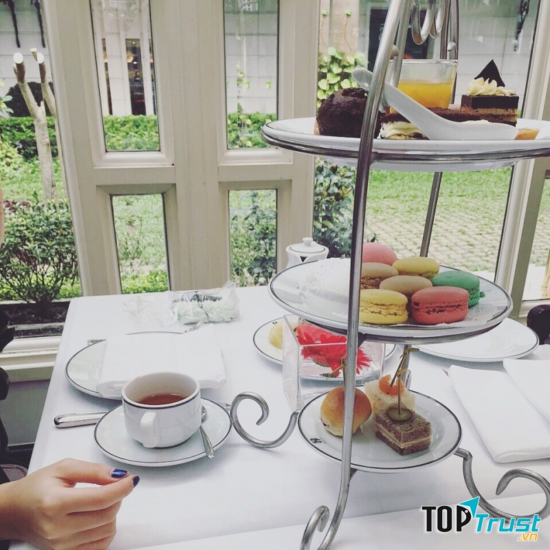 Không gian lồng kính phủ toàn màu trắng thanh nhã