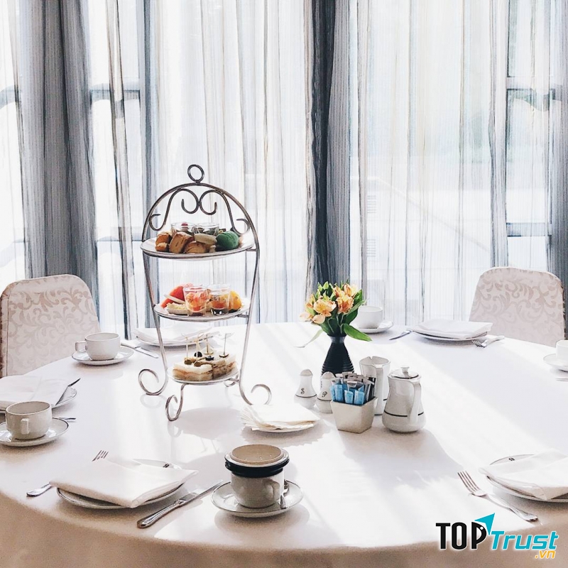 Set trà 3 tầng sang chảnh tại Metropole