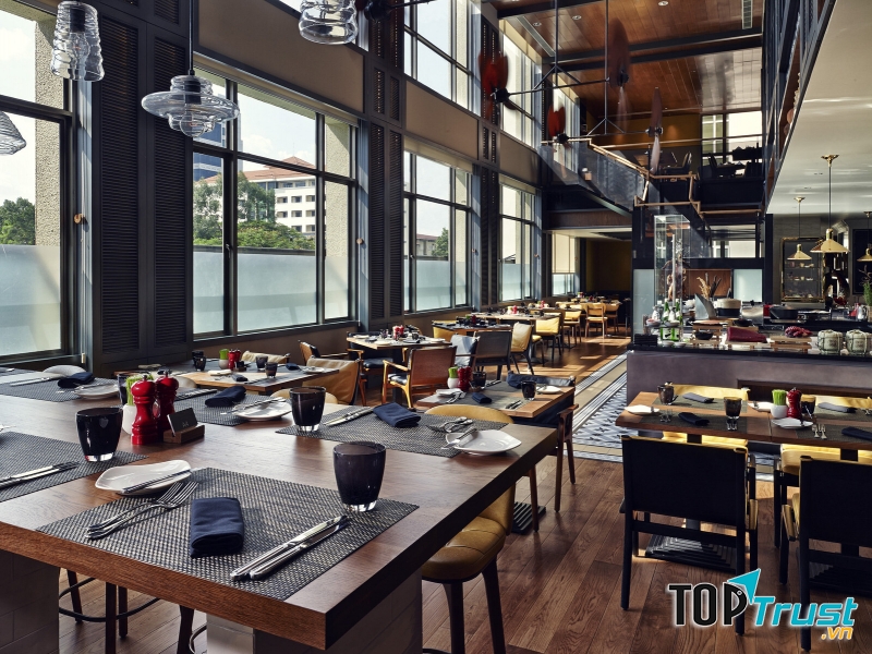 Nhà hàng sang trọng với nội thất tối màu