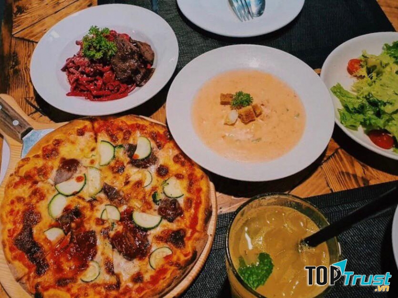 Bánh pizza ngon hấp dẫn tại tiệm