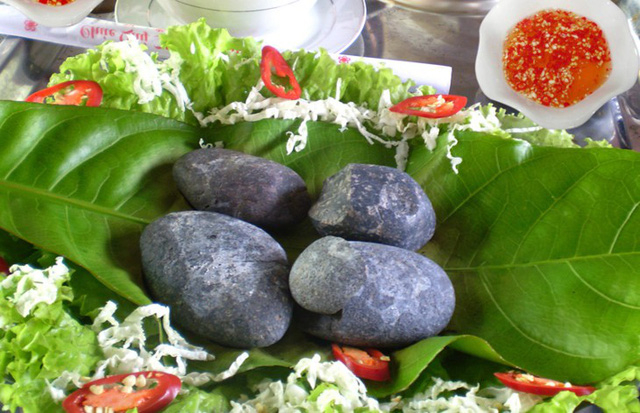 Mỗi suất ăn bao gồm 3- 4 viên sỏi được nung thật nóng, dùng để nướng chín thịt heo rừng.