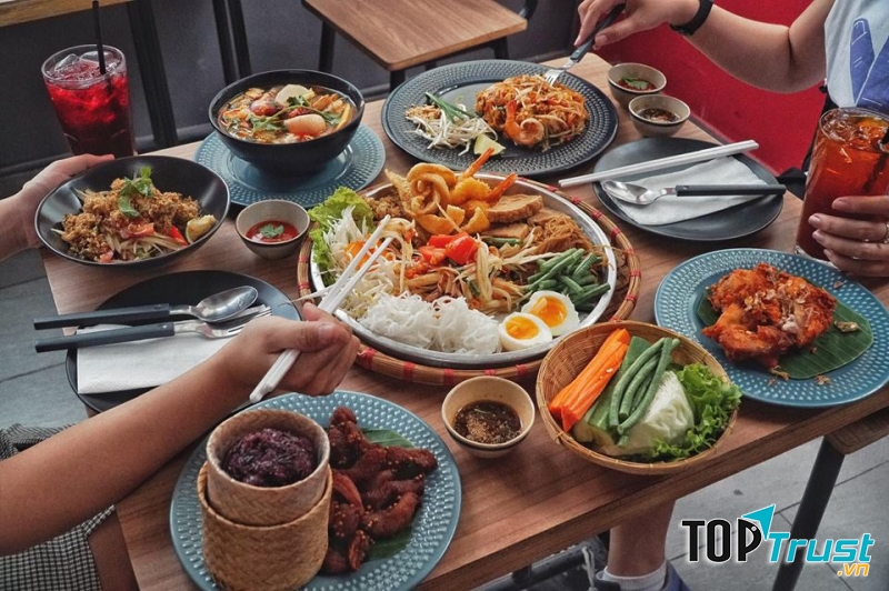 Món Thái hấp dẫn tại nhà hàng.