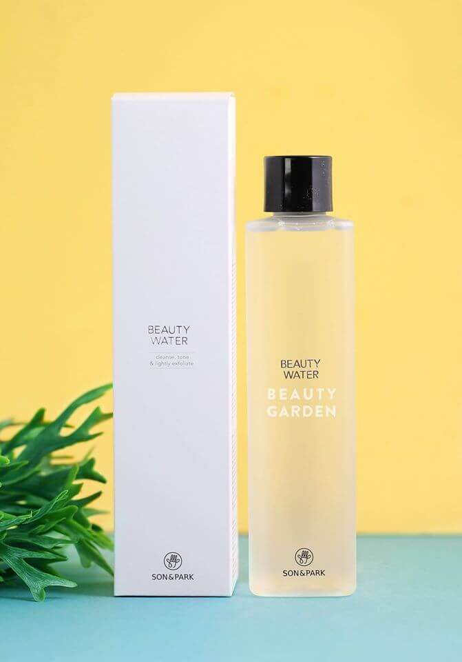 Được giới beauty blogger khen ngợi, nước thần Son & Park Beauty Water  là một sản phẩm dưỡng da chất lượng mà nhiều cô nàng nên cân nhắc sở hữu… V