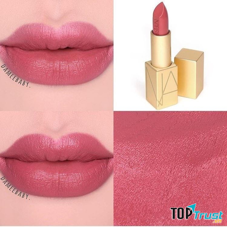 Dòng son Audacious thuộc loại son bán lì (semi- matte) với đặc điểm lên màu cực chuẩn sắc nét, độ bám cao cùng với độ dưỡng ẩm tương đối giúp môi không bị khô mà luôn mềm mại tươi tắn.