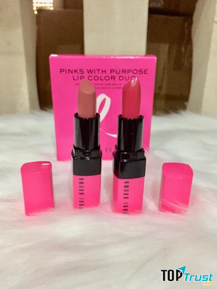 Bobbi Brown Creamy Matte Lip Color sử dụng công thức kết hợp giữa son lì cổ điển với son kem hiện đại dã tạo ra sản phẩm vừa có độ phủ, giàu độ ẩm cho đôi môi luôn rạng rỡ.