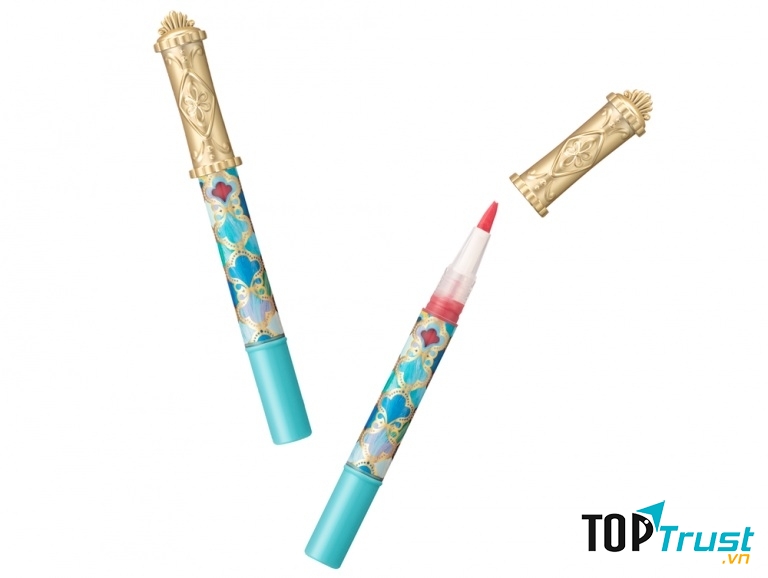 Xoay nhẹ phần đuôi, phần son đặt ở phía trong sẽ được đẩy nhẹ và thấm đều ra đầu cọ