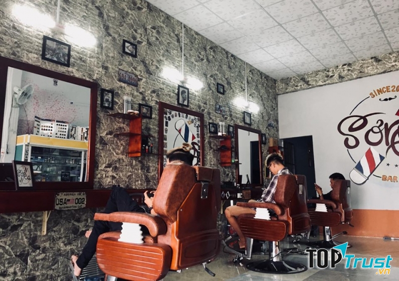Sơn Ca Barber Shop sở hữu không gian thoáng mát, lịch sự và cũng là salon tóc khá là chuyên nghiệp từ tạo kiểu tóc cho đến tư vấn và phục vụ khách hàng